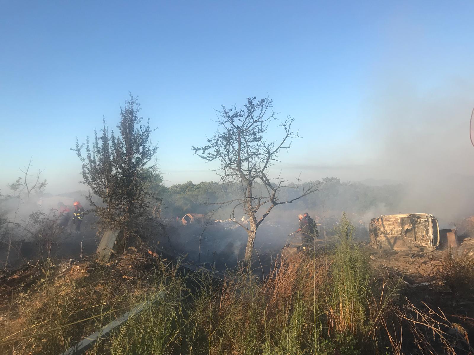 Pontina Ancora Un Incendio Al Campo Rom A Fuoco Rifiuti E Automobili