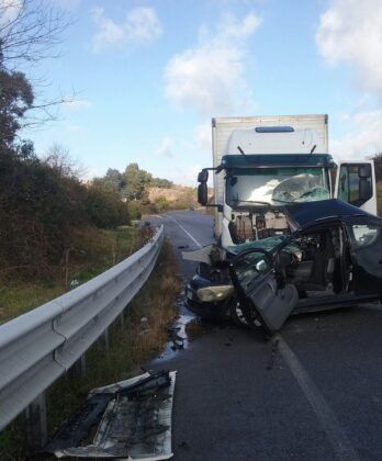 Laurentina Tragico Incidente Auto Contro Camion Morta Una Ragazza FOTO