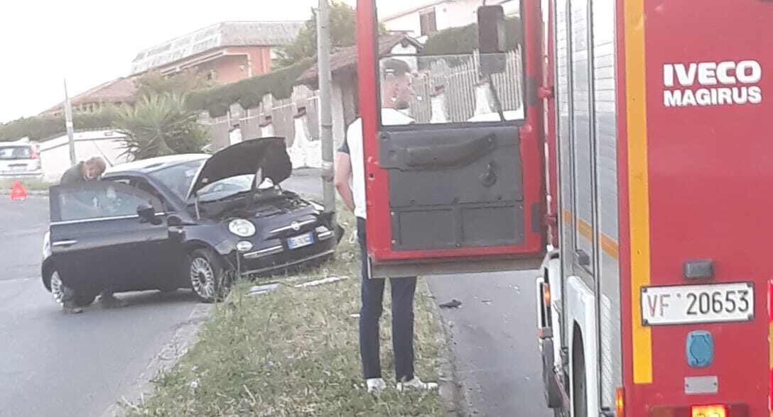 Ardea Auto Sbanda E Centra Il Palo Della Luce Intervengono I Vigili