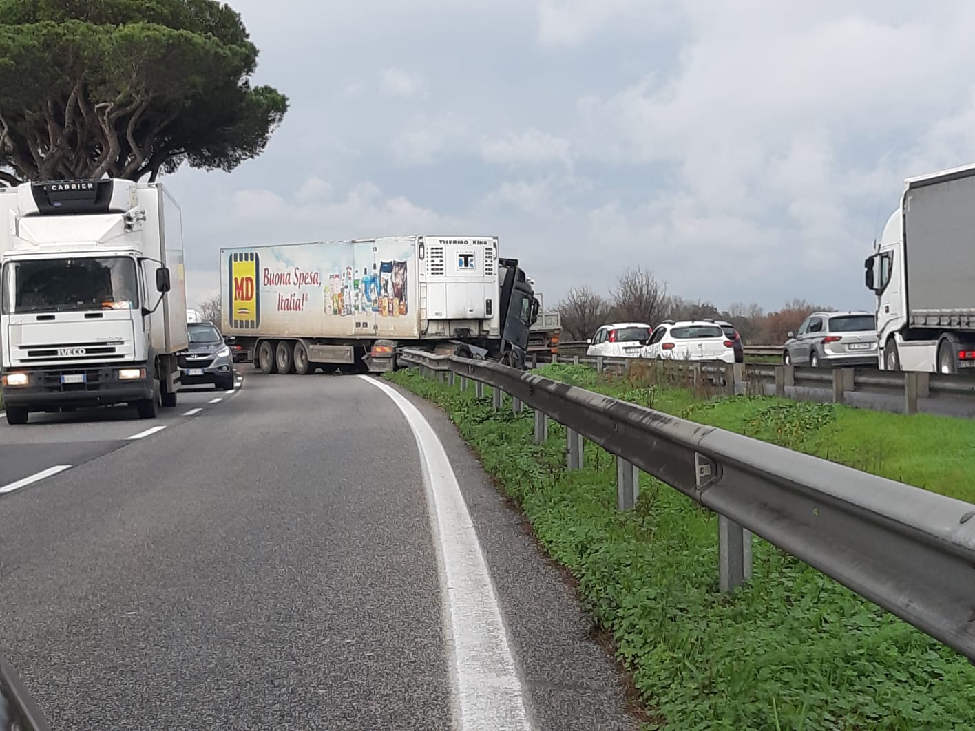 Camion Esce Di Strada Sulla Pontina E Abbatte Il Guard Rail Lunghe