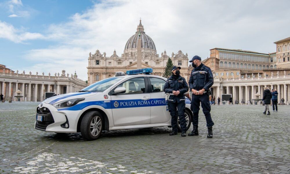 La Polizia Di Roma Capitale Si Fotografa Con La Scritta DUX Il