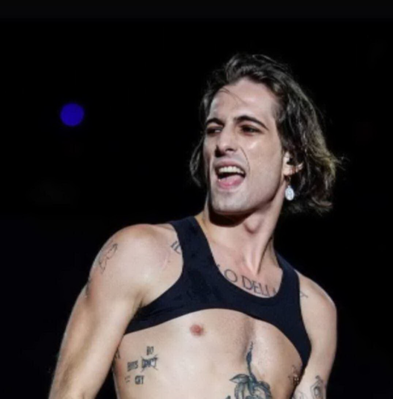 Damiano Dei Maneskin Con I Denti D Oro La Foto Sul Web