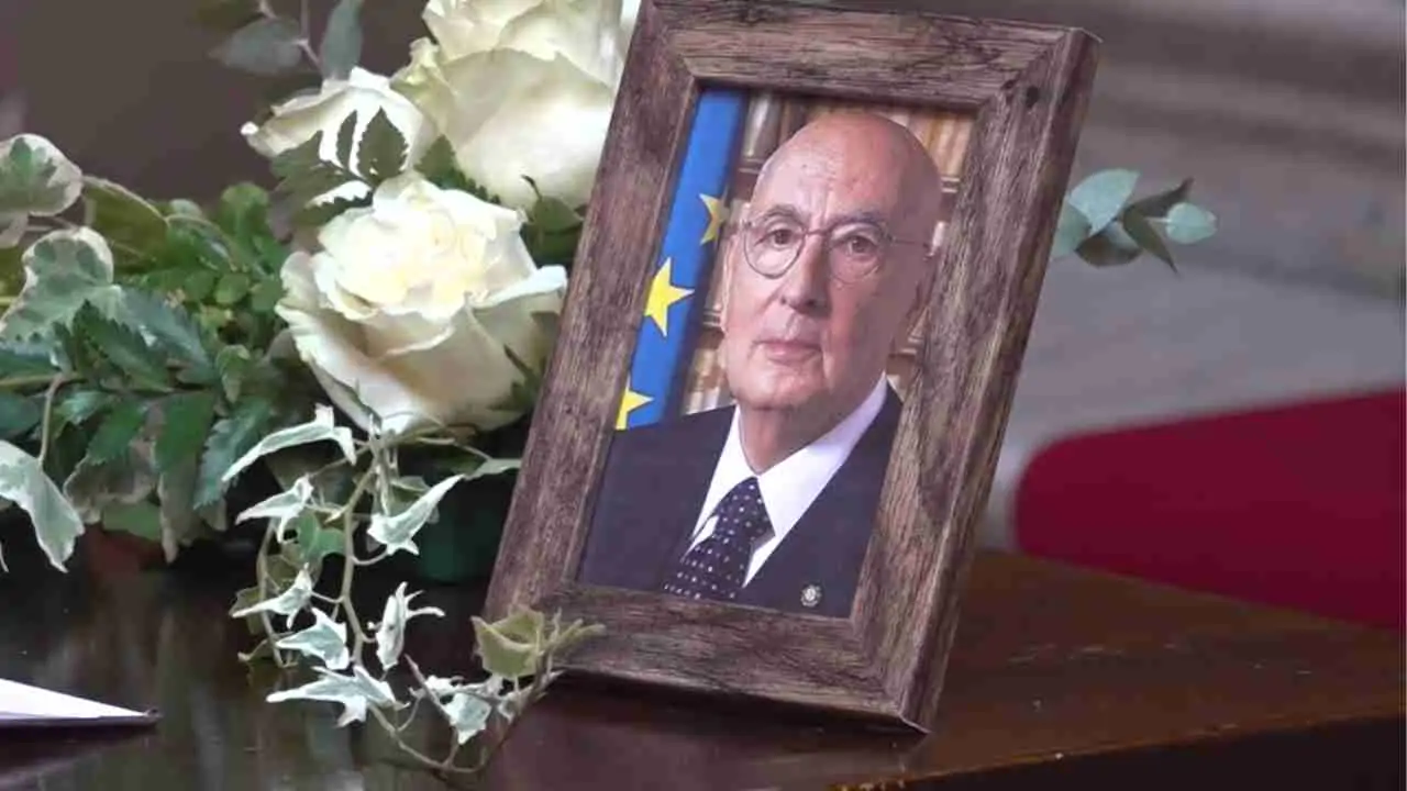 Funerale Di Giorgio Napolitano Corteo Fino A Montecitorio Presente Macron