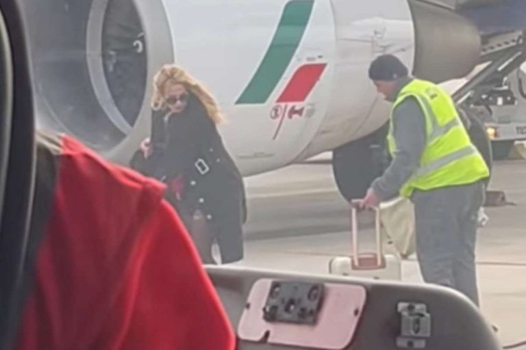 I Capricci Di Valeria Marini All Aeroporto Di Palermo Gli Addetti