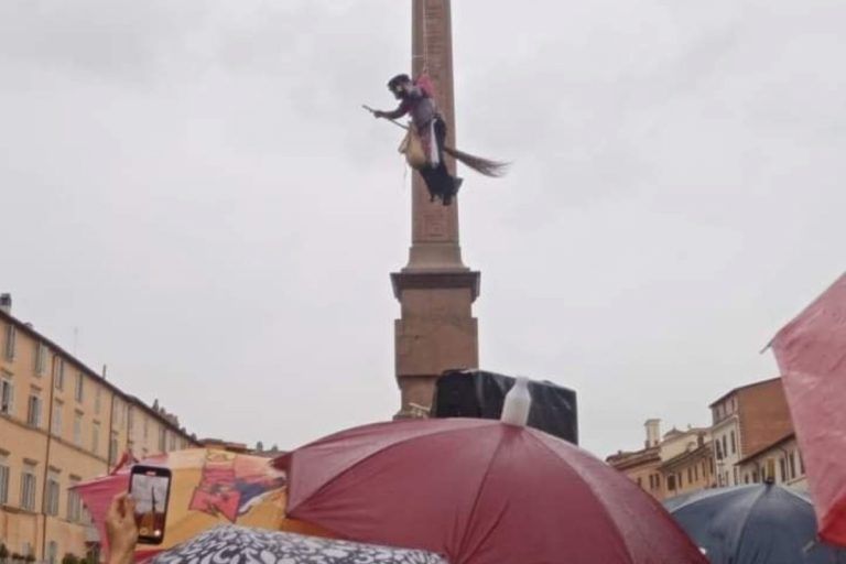 Roma La Befana Arriva A Piazza Navona Video