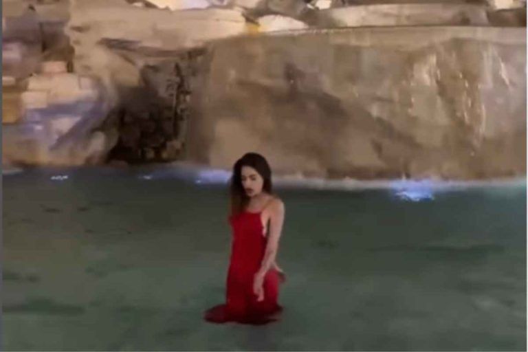 Asia Gianese Bagno Nella Fontana Di Trevi Per I Like Su Instagram