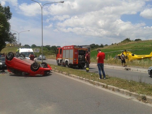 Ka capovolta con mezzi di soccorso