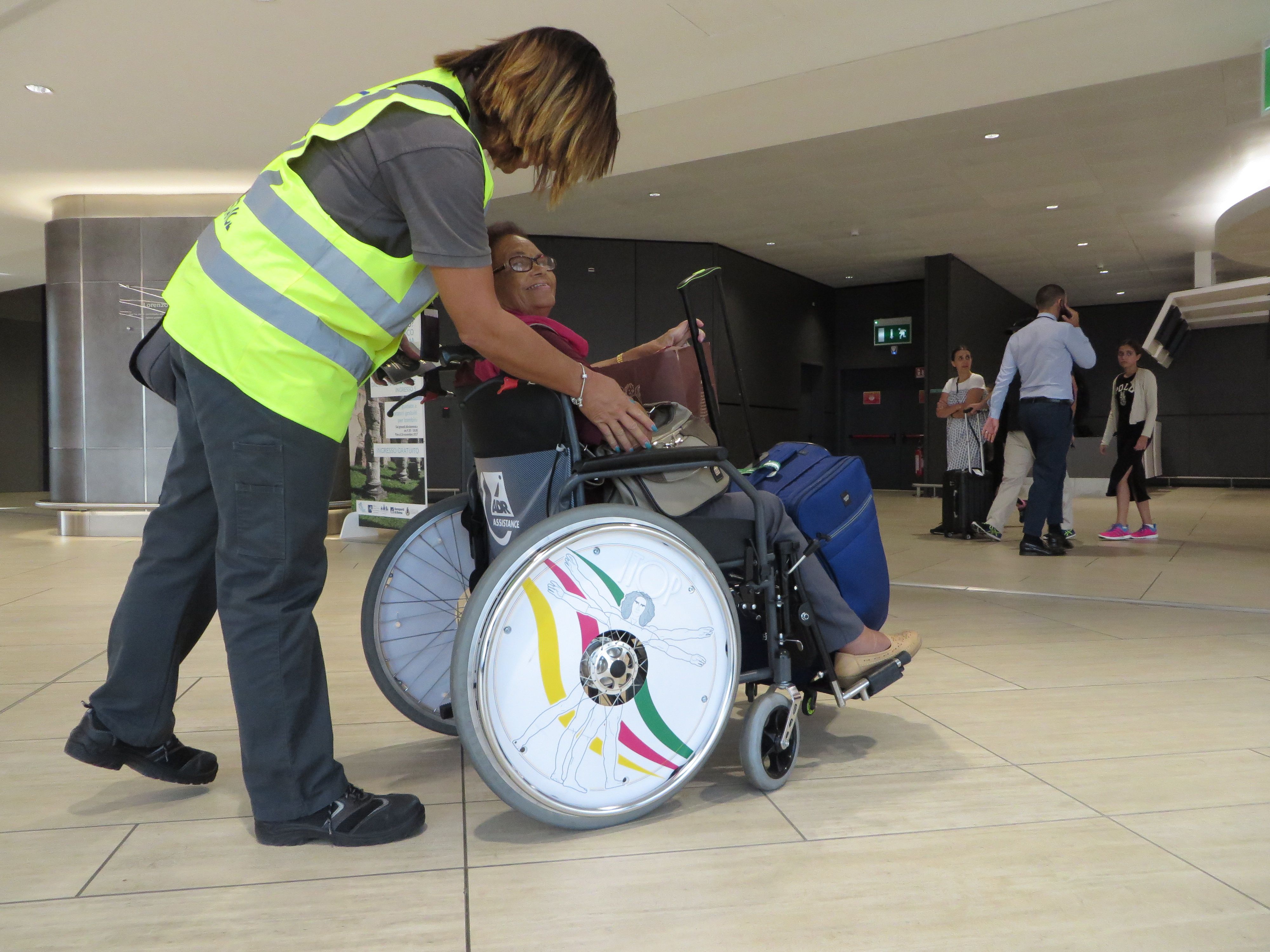 Lavorare in aeroporto: Sac seleziona assistenti per persone con disabilità  e a mobilità ridotta