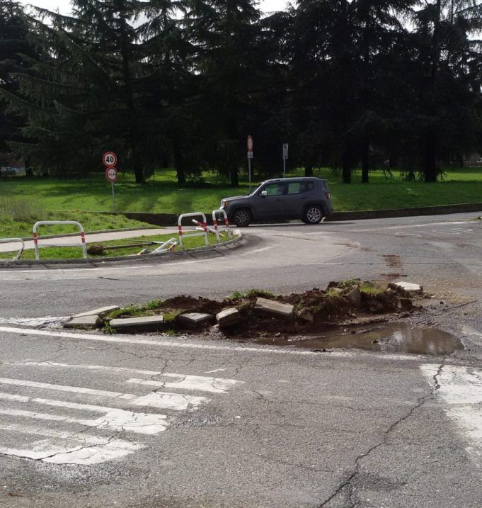 Pomezia, il dissesto dello svincolo con Via dei Castelli Romani - FOTO