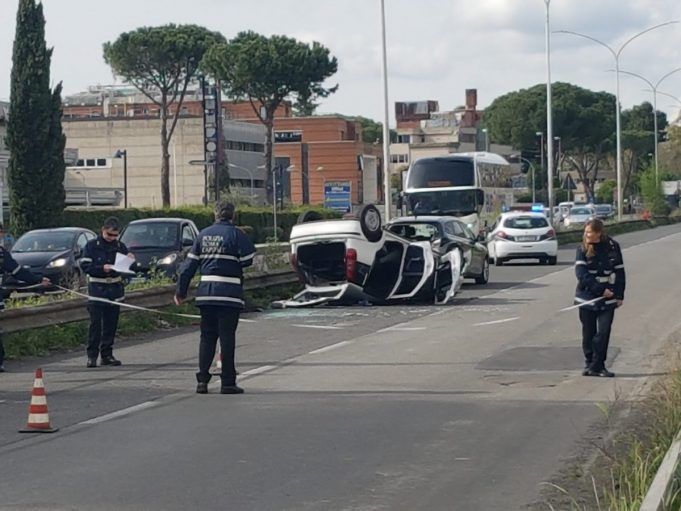 Roma, Gravissimo Incidente Su Via Salaria: Auto Si Ribalta. E Intanto I ...