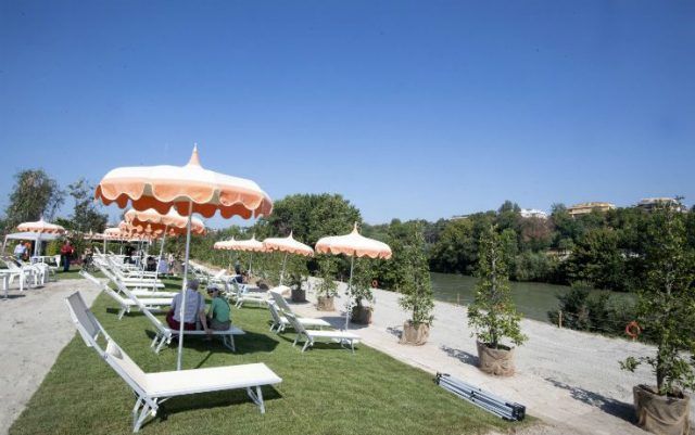 Roma Ecco Tiberis La Spiaggia Sul Tevere Sdraio