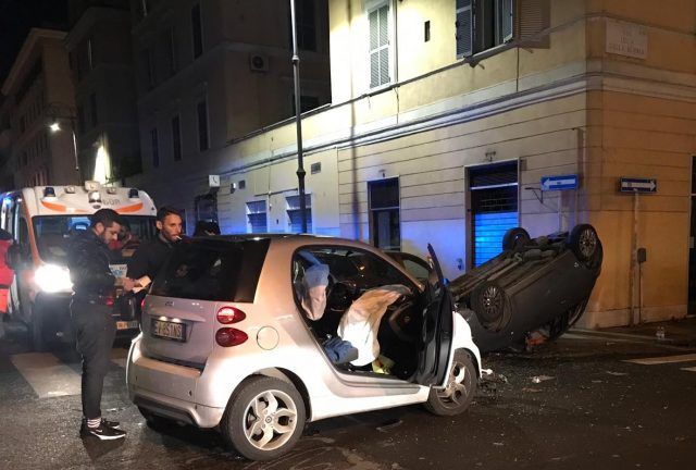 Roma, Schianto Tremendo In Piazza Testaccio: Auto Si Ribalta, Ferite ...