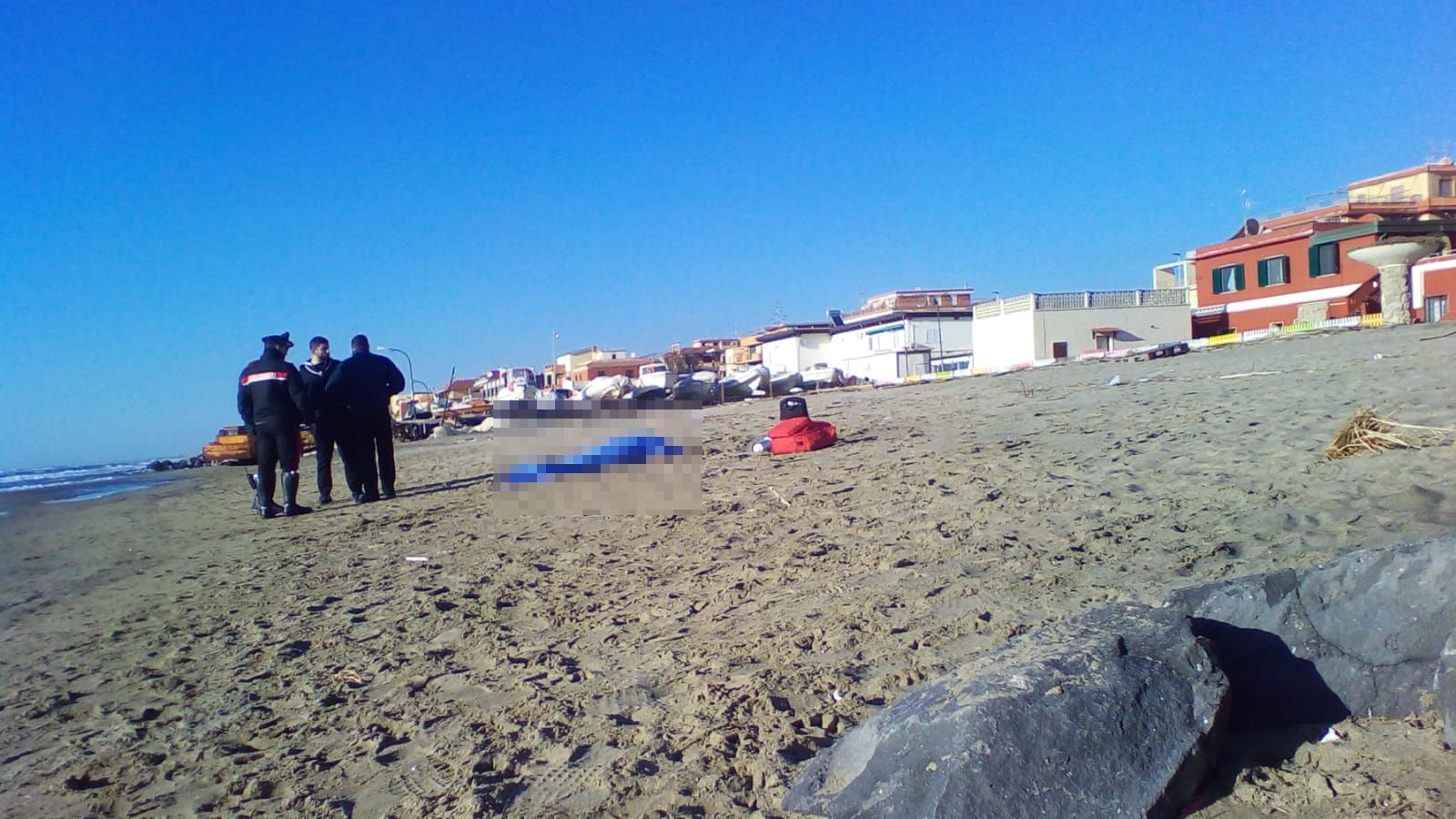 Tragedia a Torvaianica: si ribalta la barca in mare, muore una persona