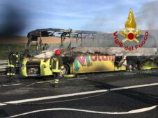 bus in fiamme sull'a1 roma firenze