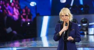 Maria De Filippi durante la conduzione di un suo programma