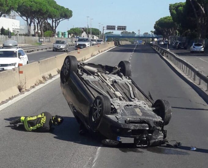 Pontina, Terribile Incidente: Auto Prende Lo Spartitraffico E Si ...