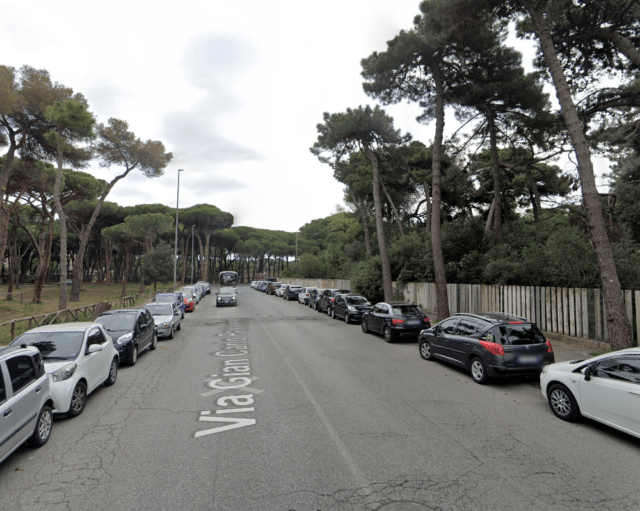 Ostia, gli tagliano la strada mentre attraversa e lui protesta: ferito