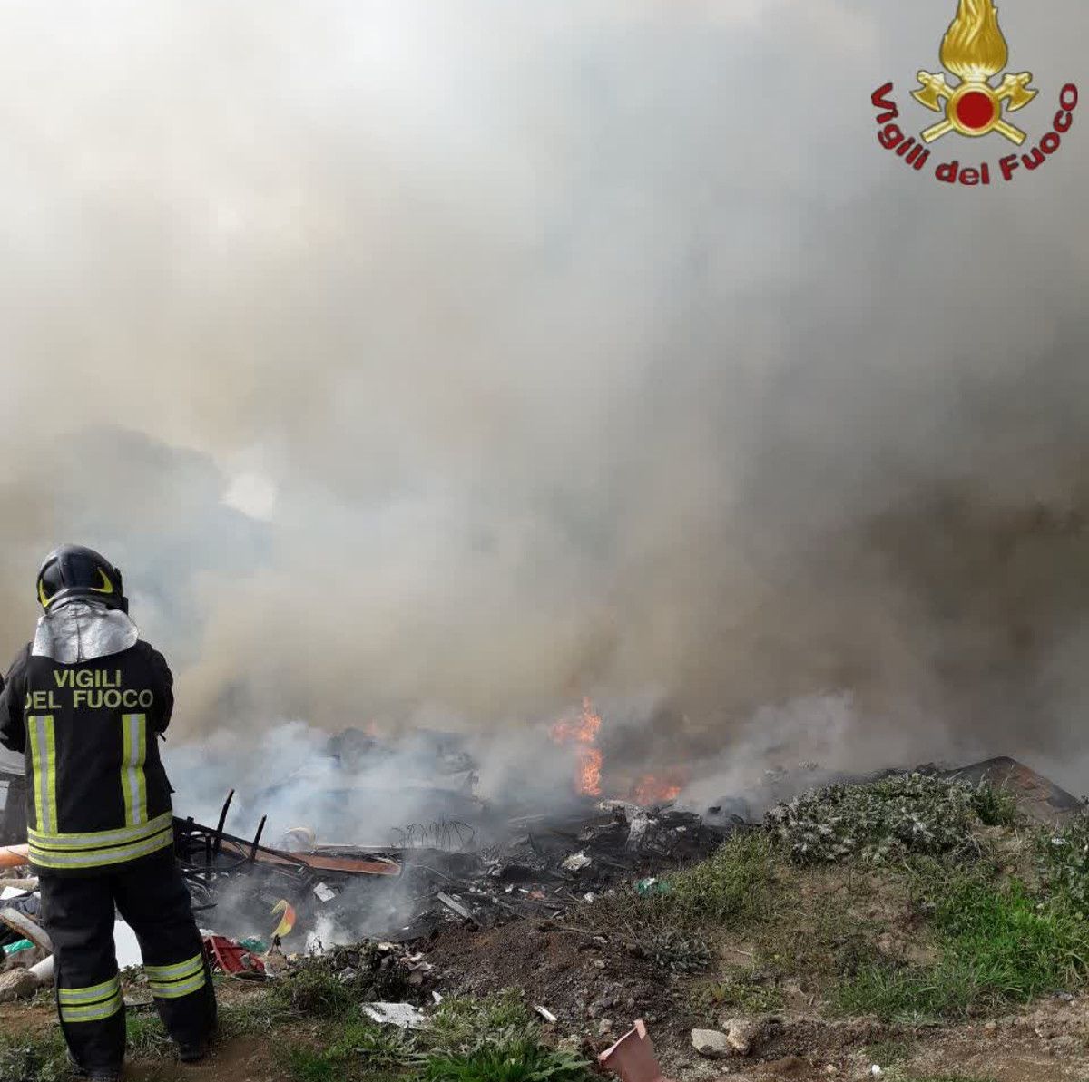 Roma, task force per spegnere l'incendio a Boccea: bruciano rifiuti da