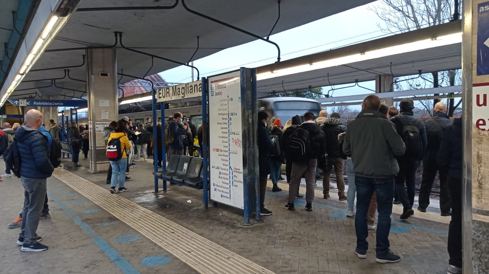 Roma, delirio a bordo del treno: urla e manda in tilt le porte davanti a tutti. Pendolari fermi sotto la pioggia