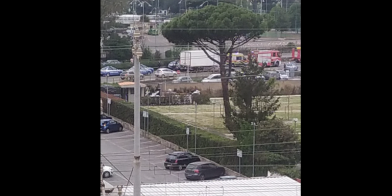 Roma, Scontro Tra Una Volante Della Polizia E Due Auto E Un Autocarro ...