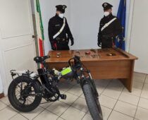 I Carabinieri con il materiale sequestrato in Viale Libia
