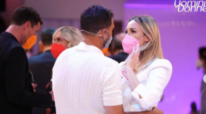 Alessandro e Melissa che ballano al centro dello studio di Uomini e Donne