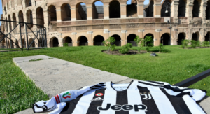 La maglia della juve e dietro lo sfondo del Colosseo