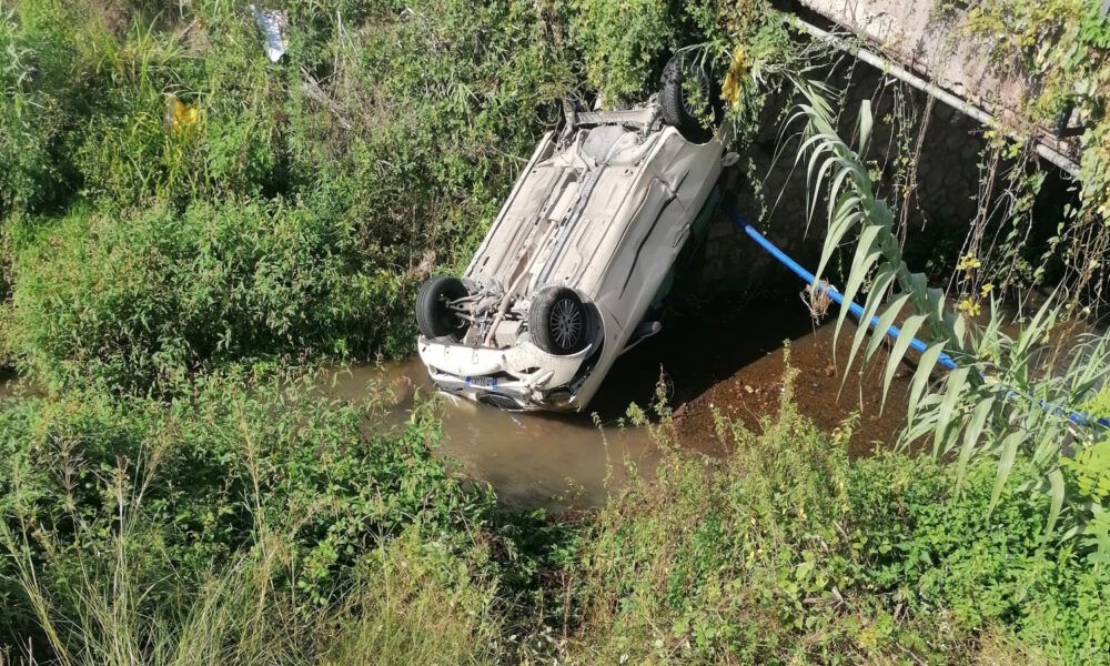 Incidente Ardea auto finisce in un canale Via Strampelli