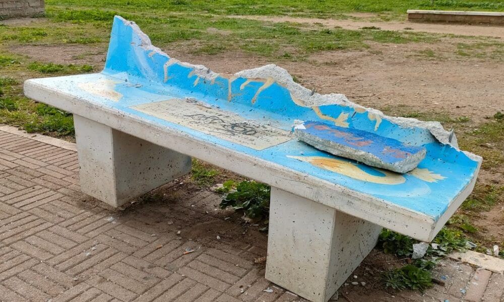 panchine vandalizzate al parco pietro rosa di ostia