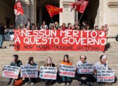 flash mob degli studenti davanti al ministero per protestare contro il Governo