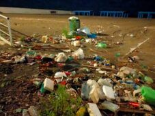 Spiaggia ostia rifiuti