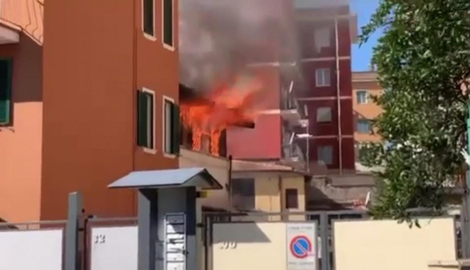 incendio via Angelo Fava