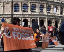 Blitz attivisti colosseo oggi a Roma