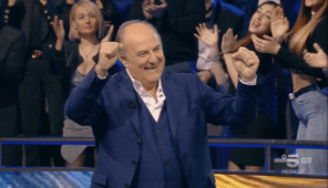 Gerry Scotti che conduce Caduta Libera