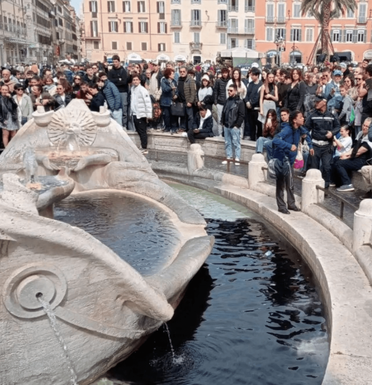 acqua nera nella fontana di piazza di spagna, Ultima Generazione