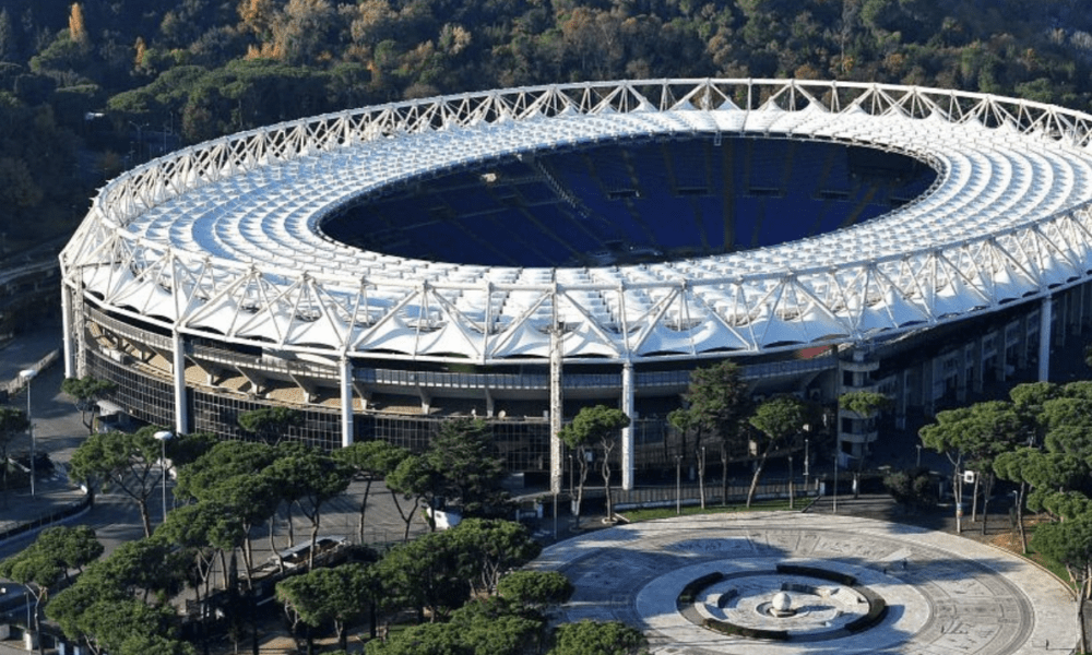 Abbracciati agli ultrà partenopei sul lungomare di Napoli, cresce l'allerta per l'arrivo a Roma dei tifosi olandesi del Feyenoord mercoledì