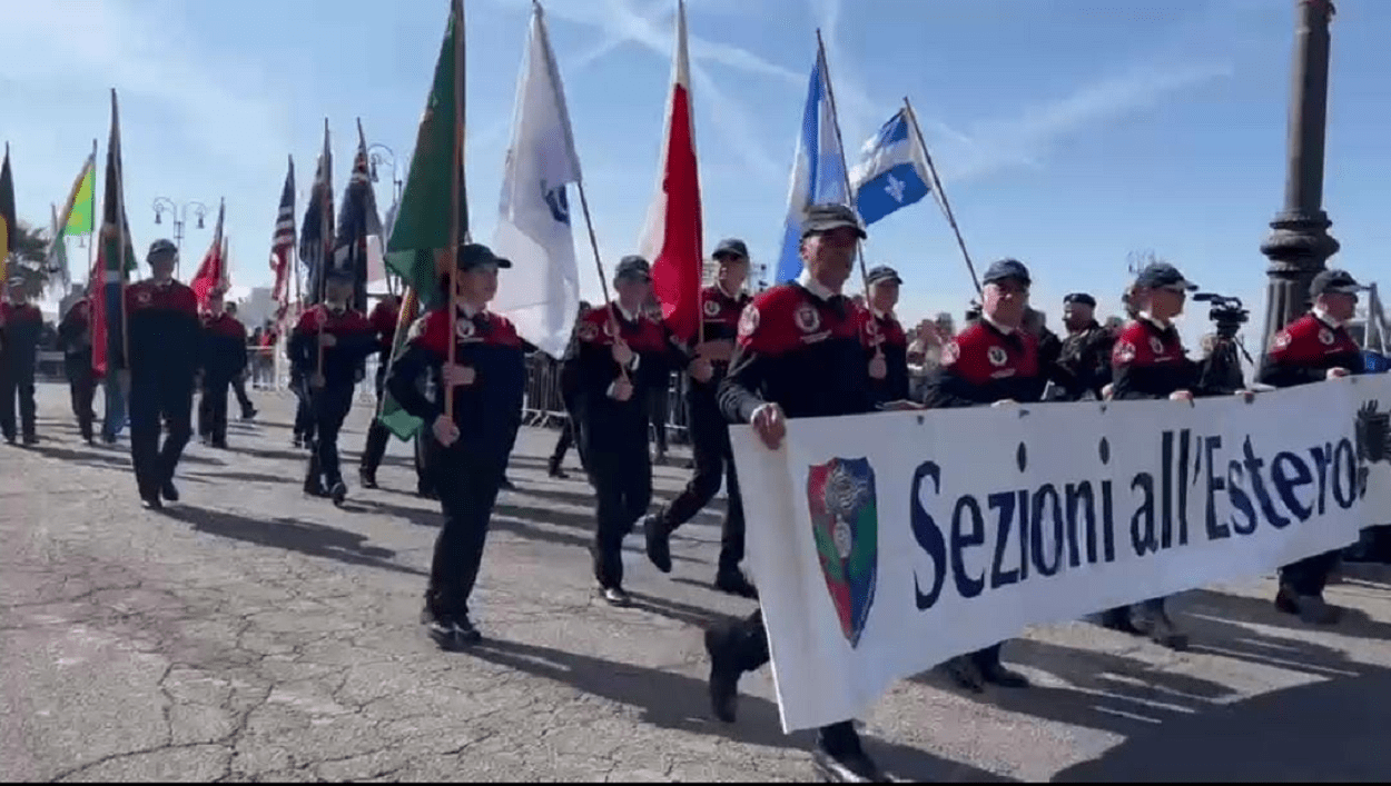 Si è concluso oggi a Ostia il XXV raduno dell'Associazione Nazionale Carabinieri. Presenti alla manifestazione oltre 60mila persone.