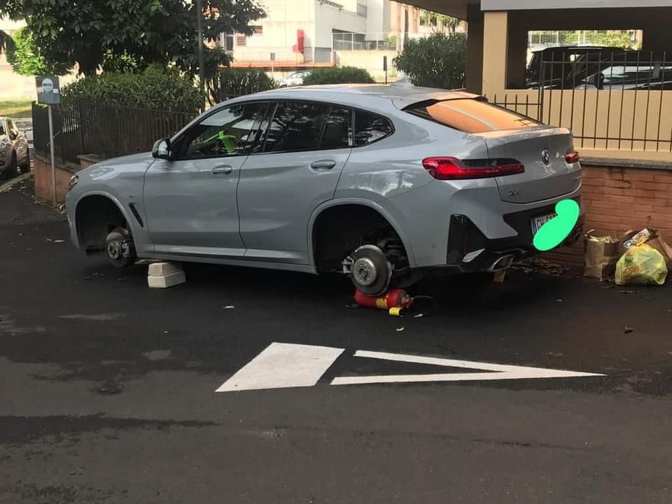 auto vandalizzata a Villa Bonelli