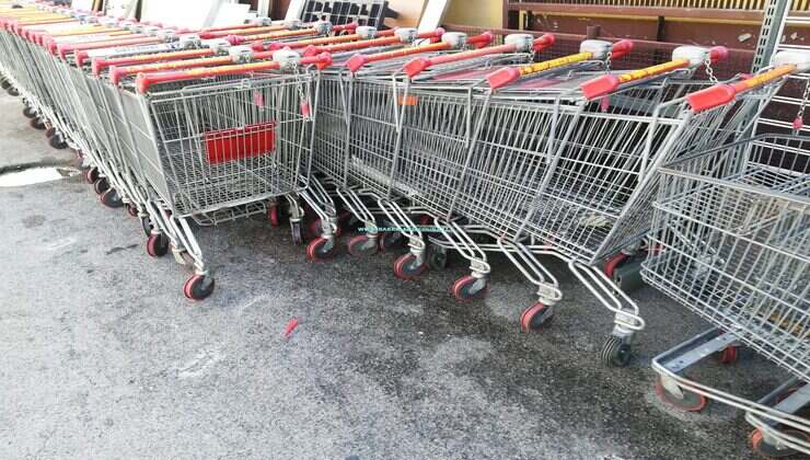 Gancio sul carrello della spesa, è questa la sua funzione: in pochi lo  sapevano