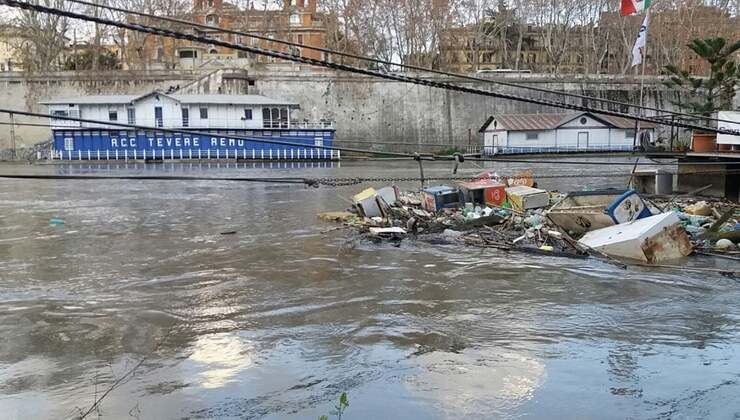 Rifiuti sul Tevere