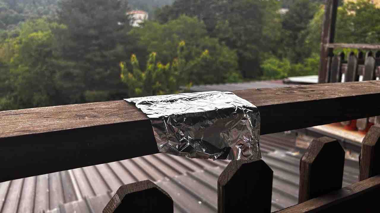 Per quale motivo molti stanno mettendo la stagnola sulla ringhiera del  balcone