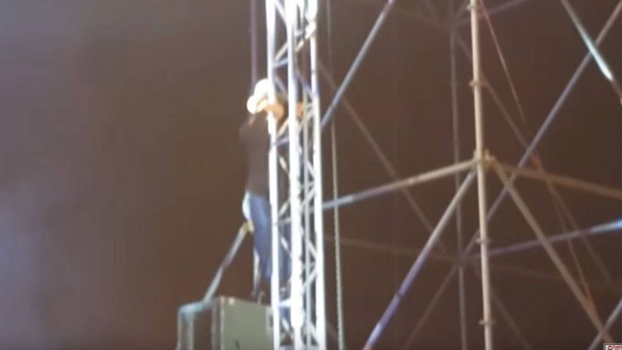 Il celebre cantante pugliese durante un concerto a Pomigliano D'Arco si è arrampicato su un traliccio della luce.