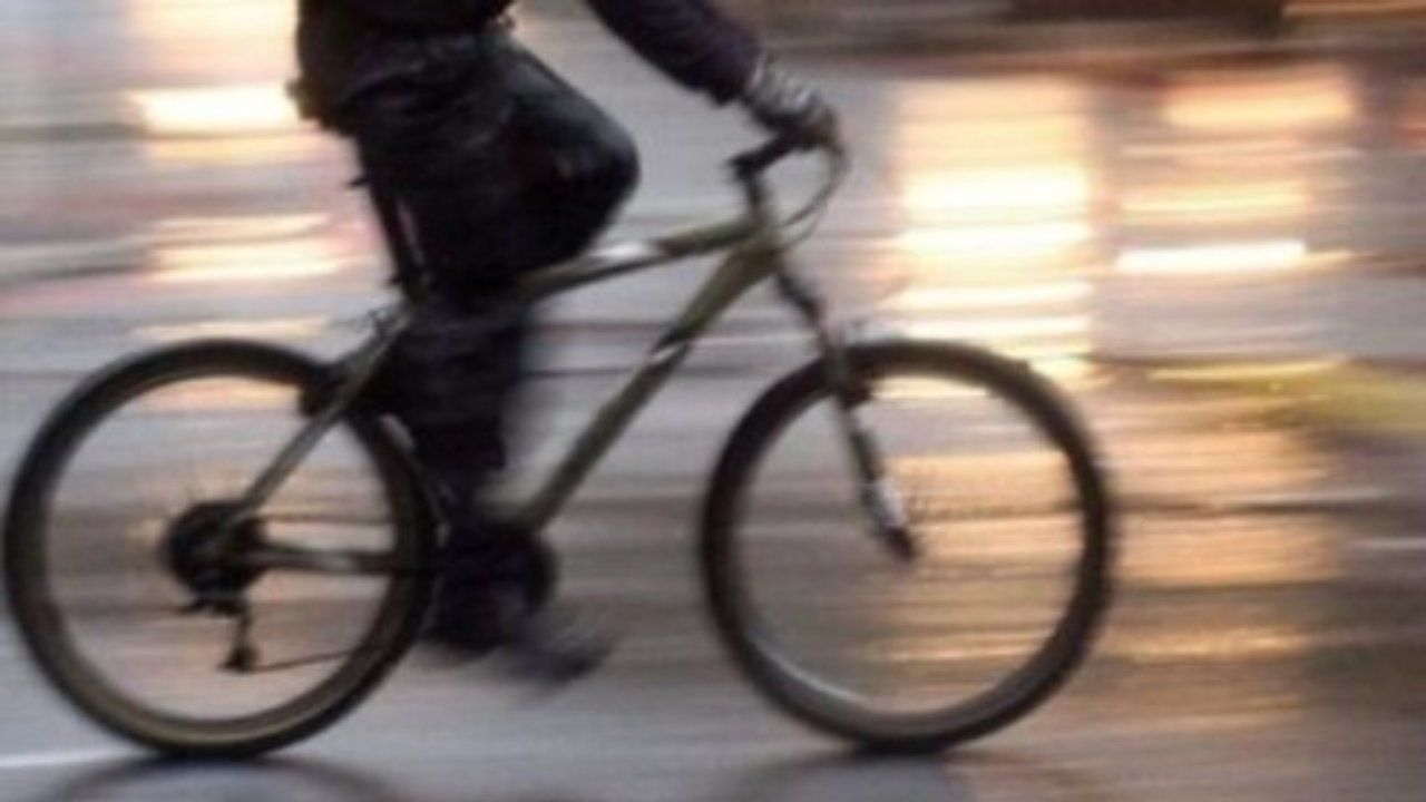 Giusto il tempo di consegnare la pizza richiesta, poi il furto: rider rimane senza bici. Ritrovata dalla polizia locale