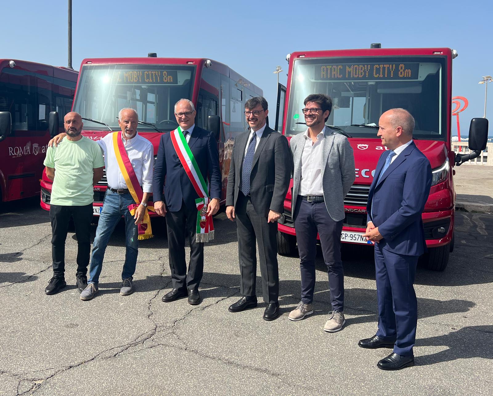 Foto con gualtieri e falconi davanti mezzi elettrici ATAC al Pontile