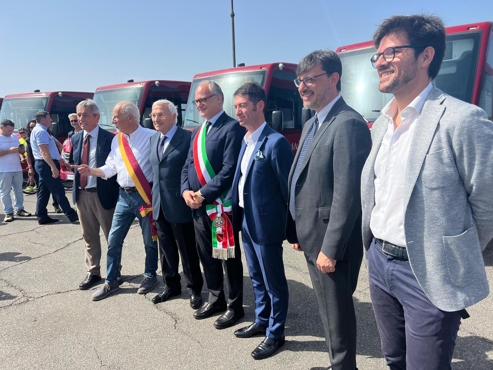 Foto davanti ai nuovi mezzi elettrici ATAC a Ostia