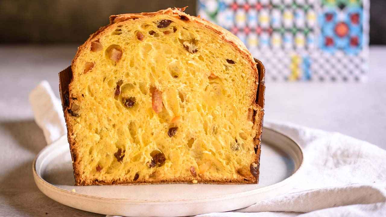 Il panettone non è un dolce natalizio. Lo conosciamo così per una operazione di marketing. Mangiamolo anche in estate.