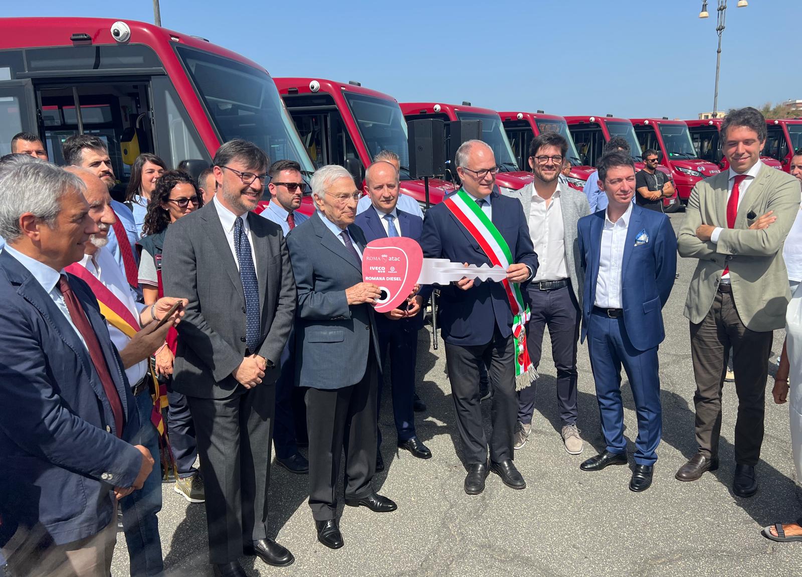 Inaugurazione mezzi elettrici ATAC a Ostia con il Sindaco