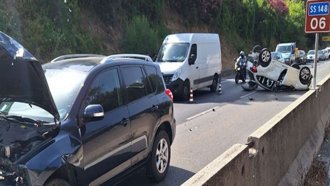 incidente sulla pontina, ferita una donna e traffico in tilt