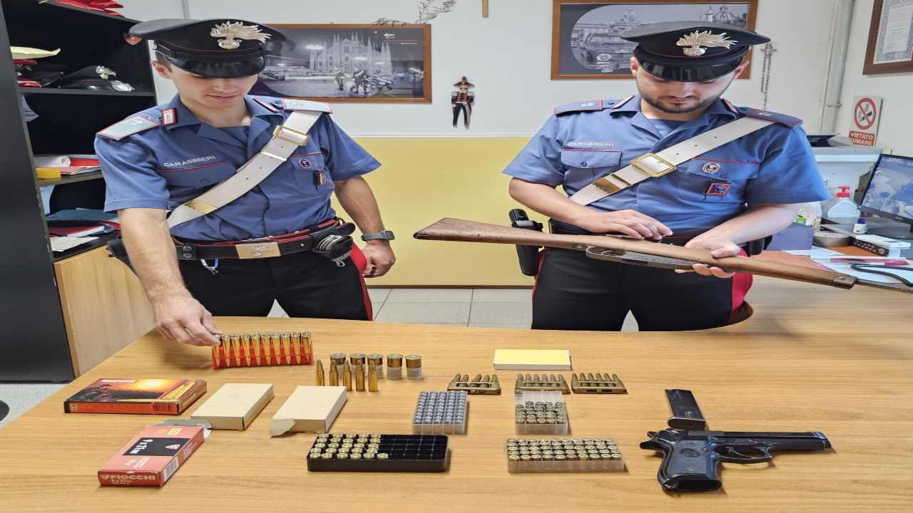 Moto rubata nell'officina e armi da guerra in casa: 58enne arrestato dai Carabinieri