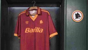 Maglia della Roma con il logo dell'Adidas